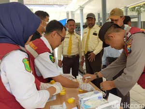 Awak Bus AKAP di Trenggalek Dites Urine Jelang Libur Nataru