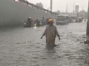 Diguyur Hujan 3 Jam, Jalan Samping Flyover Waru Sidoarjo Banjir
