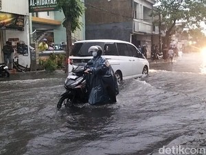 Banyak Motor Mogok gegara Jalan di Surabaya Banjir