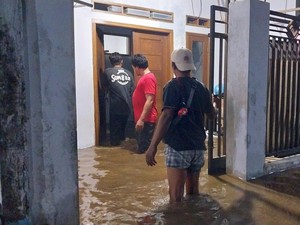 Sungai Amprong Meluap Rendam Rumah Warga Lesanpuro Kota Malang