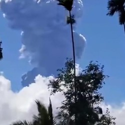Gunung Raung di Jawa Timur Erupsi, Awan Jamur Raksasa Muncul