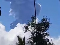 Gunung Raung di Jawa Timur Erupsi, Awan Jamur Raksasa Muncul