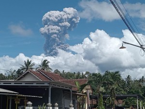 Gunung Raung Alami 4 Kali Erupsi dalam 1 Jam