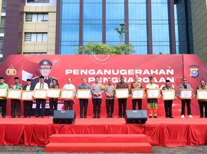 Kapolda Riau Beri Penghargaan ke Tokoh Masyarakat-Pj Gubernur