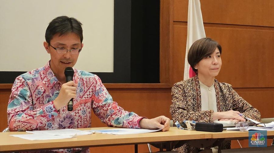 Kepala Bagian Ekonomi Kedutaan Besar Jepang di Indonesia, Ueda Hajime dan Kepala Perwakilan JICA di Indonesia dan ASEAN, Takeda Sachiko dalam konferensi pers penandatanganan Pertukaran Nota pinjaman 38.693 miliar yen kepada RI di Kantor Kedutaan Jepang, Jakarta Pusat, Selasa (24/12/2024). (CNBC Indonesia/Thea Fathanah Arbar)