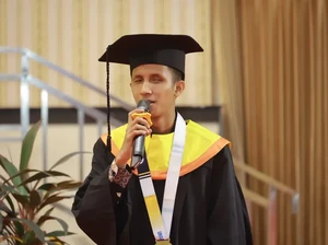 Kisah Alfian, Wisudawan Tunanetra Pertama Unair Sukses Raih Gelar S2