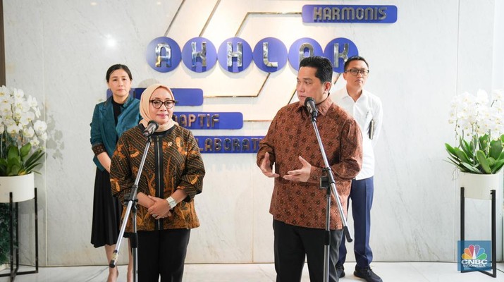 Konferensi pers Menteri BUMN Erick Thohir (kanan) dan Menteri PPPA Arifah Choiri Fauzi di kantor Kementerian BUMN, Kota Jakarta Pusat, Selasa (24/12/2024). (CNBC Indonesia/Romys Binekasari)