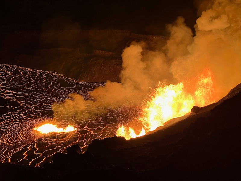 Lahar meletus dari lubang bagian barat pada dinding kaldera di gunung berapi Kilauea, Hawaii, Amerika Serikat (AS), Senin (23/12/2024). (USGS/N. Deligne/Handout via REUTERS) Lahar meletus dari lubang bagian barat pada dinding kaldera di gunung berapi Kilauea, Hawaii, Amerika Serikat (AS), Senin (23/12/2024). (USGS/N. Deligne/Handout via REUTERS)