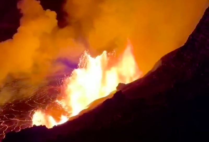 Lahar meletus dari lubang bagian barat pada dinding kaldera di gunung berapi Kilauea, Hawaii, Amerika Serikat (AS), Senin (23/12/2024). (USGS/N. Deligne/Handout via REUTERS) Lahar meletus dari lubang bagian barat pada dinding kaldera di gunung berapi Kilauea, Hawaii, Amerika Serikat (AS), Senin (23/12/2024). (USGS/N. Deligne/Handout via REUTERS)