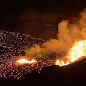 Detik-Detik Gunung Berapi di Hawaii Meletus & Muntahkan Lava Panas