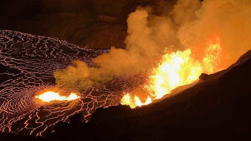 Lahar meletus dari lubang bagian barat pada dinding kaldera di gunung berapi Kilauea, Hawaii, Amerika Serikat (AS), Senin (23/12/2024). (USGS/N. Deligne/Handout via REUTERS)