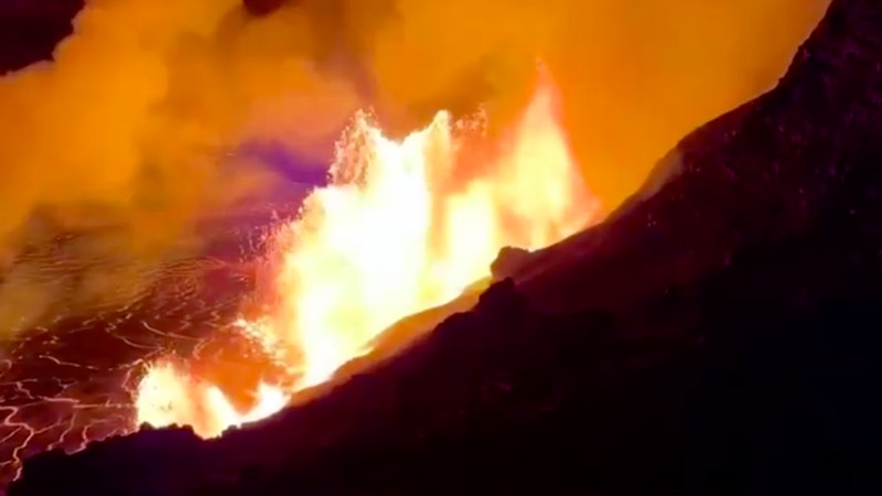 Lahar meletus dari lubang bagian barat pada dinding kaldera di gunung berapi Kilauea, Hawaii, Amerika Serikat (AS), Senin (23/12/2024). (USGS/N. Deligne/Handout via REUTERS)