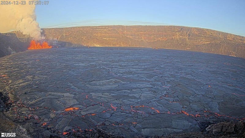 Lahar meletus dari lubang bagian barat pada dinding kaldera di gunung berapi Kilauea, Hawaii, Amerika Serikat (AS), Senin (23/12/2024). (USGS/N. Deligne/Handout via REUTERS)