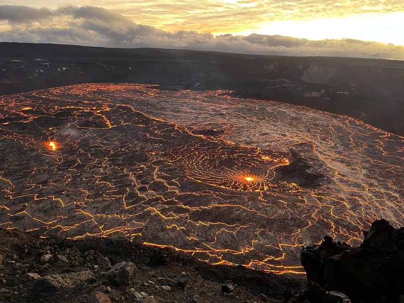 Lahar meletus dari lubang bagian barat pada dinding kaldera di gunung berapi Kilauea, Hawaii, Amerika Serikat (AS), Senin (23/12/2024). (USGS/N. Deligne/Handout via REUTERS) Lahar meletus dari lubang bagian barat pada dinding kaldera di gunung berapi Kilauea, Hawaii, Amerika Serikat (AS), Senin (23/12/2024). (USGS/N. Deligne/Handout via REUTERS)