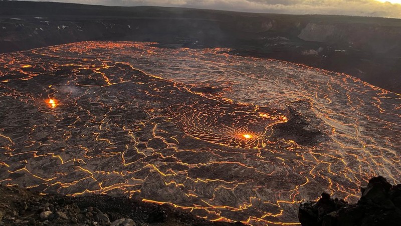 Lahar meletus dari lubang bagian barat pada dinding kaldera di gunung berapi Kilauea, Hawaii, Amerika Serikat (AS), Senin (23/12/2024). (USGS/N. Deligne/Handout via REUTERS)