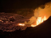 Lahar meletus dari lubang bagian barat pada dinding kaldera di gunung berapi Kilauea, Hawaii, Amerika Serikat (AS), Senin (23/12/2024). (USGS/M. Zoeller/Handout via REUTERS)