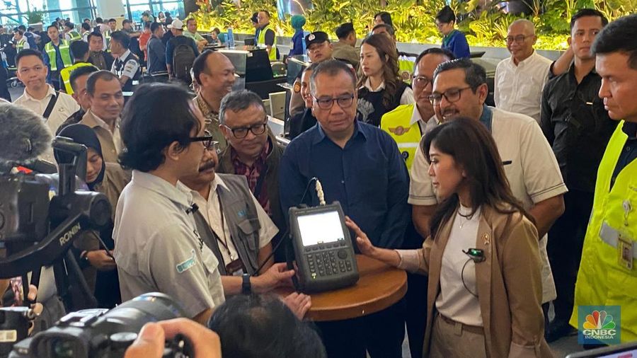 Menteri Komdigi Meutya Hafid meninjau Satgas Komdigi di Bandara Soetta, Tangerang. Banten. (CNBC Indonesia/Novina)