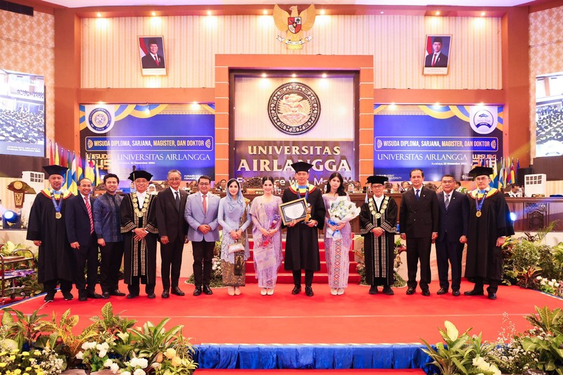 Menteri Koordinator Bidang Infrastruktur dan Pembangunan Kewilayahan, Agus Harimurti Yudhoyono (Menko AHY) meraih penghargaan sebagai Wisudawan terbaik program Doktor Universitas Airlangga dengan IPK 3.94 pada Minggu (22/12/2024).  (Dok. Kemenko Infrastruktur dan Pembangunan Wilayah)