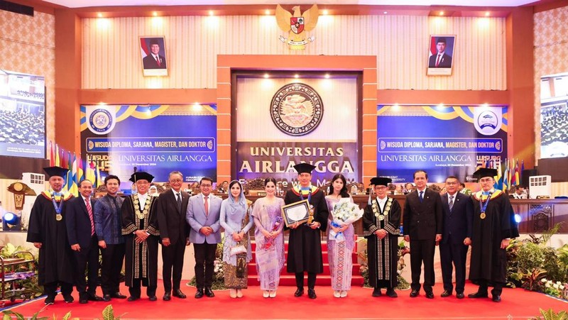 Menteri Koordinator Bidang Infrastruktur dan Pembangunan Kewilayahan, Agus Harimurti Yudhoyono (Menko AHY) meraih penghargaan sebagai Wisudawan terbaik program Doktor Universitas Airlangga dengan IPK 3.94 pada Minggu (22/12/2024).  (Dok. Kemenko Infrastruktur dan Pembangunan Wilayah)