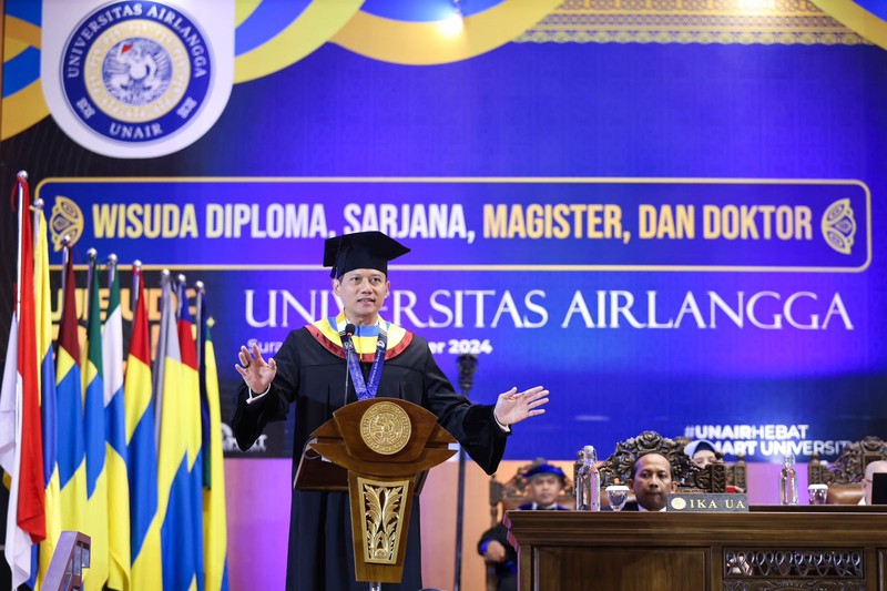 Menteri Koordinator Bidang Infrastruktur dan Pembangunan Kewilayahan, Agus Harimurti Yudhoyono (Menko AHY) meraih penghargaan sebagai Wisudawan terbaik program Doktor Universitas Airlangga dengan IPK 3.94 pada Minggu (22/12/2024).  (Dok. Kemenko Infrastruktur dan Pembangunan Wilayah)