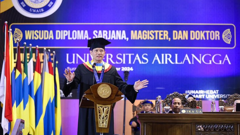 Menteri Koordinator Bidang Infrastruktur dan Pembangunan Kewilayahan, Agus Harimurti Yudhoyono (Menko AHY) meraih penghargaan sebagai Wisudawan terbaik program Doktor Universitas Airlangga dengan IPK 3.94 pada Minggu (22/12/2024).  (Dok. Kemenko Infrastruktur dan Pembangunan Wilayah)