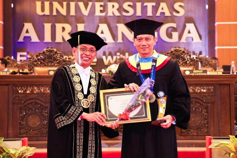 Menteri Koordinator Bidang Infrastruktur dan Pembangunan Kewilayahan, Agus Harimurti Yudhoyono (Menko AHY) meraih penghargaan sebagai Wisudawan terbaik program Doktor Universitas Airlangga dengan IPK 3.94 pada Minggu (22/12/2024).  (Dok. Kemenko Infrastruktur dan Pembangunan Wilayah)
