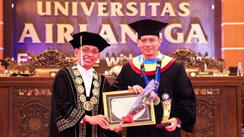 Menteri Koordinator Bidang Infrastruktur dan Pembangunan Kewilayahan, Agus Harimurti Yudhoyono (Menko AHY) meraih penghargaan sebagai Wisudawan terbaik program Doktor Universitas Airlangga dengan IPK 3.94 pada Minggu (22/12/2024).  (Dok. Kemenko Infrastruktur dan Pembangunan Wilayah)