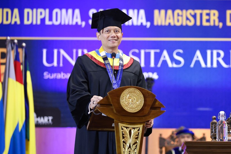 Menteri Koordinator Bidang Infrastruktur dan Pembangunan Kewilayahan, Agus Harimurti Yudhoyono (Menko AHY) meraih penghargaan sebagai Wisudawan terbaik program Doktor Universitas Airlangga dengan IPK 3.94 pada Minggu (22/12/2024).  (Dok. Kemenko Infrastruktur dan Pembangunan Wilayah)