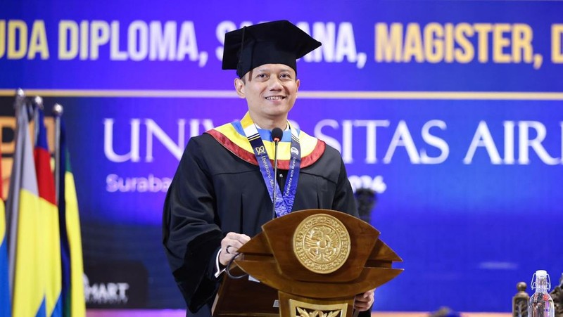 Menteri Koordinator Bidang Infrastruktur dan Pembangunan Kewilayahan, Agus Harimurti Yudhoyono (Menko AHY) meraih penghargaan sebagai Wisudawan terbaik program Doktor Universitas Airlangga dengan IPK 3.94 pada Minggu (22/12/2024).  (Dok. Kemenko Infrastruktur dan Pembangunan Wilayah)