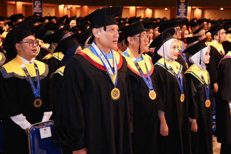 Menteri Koordinator Bidang Infrastruktur dan Pembangunan Kewilayahan, Agus Harimurti Yudhoyono (Menko AHY) meraih penghargaan sebagai Wisudawan terbaik program Doktor Universitas Airlangga dengan IPK 3.94 pada Minggu (22/12/2024).  (Dok. Kemenko Infrastruktur dan Pembangunan Wilayah)
