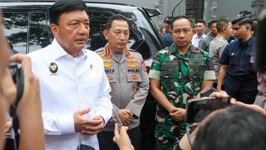 Menteri Koordinator Bidang Politik dan Keamanan (Menkopolkam), Budi Gunawan melakukan pengecekan langsung terhadap kesiapan pengamanan malam natal di berbagai titik di seluruh Indonesia. (Dok. Menkopolkam)