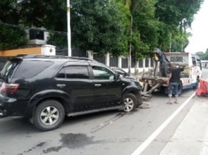 SUV Tabrak Separator Busway di Jalan Sisingamangaraja Arah Blok M