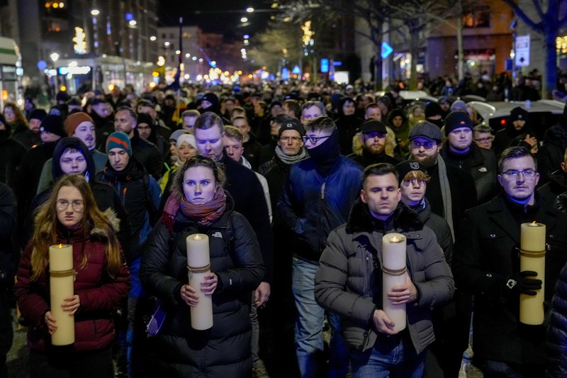 Para pelayat meletakkan bunga di dekat lokasi serangan mematikan di pasar Natal, Magdeburg, Jerman, Senin (23/12/2024). (AP Photo/Ebrahim Noroozi) Para pelayat meletakkan bunga di dekat lokasi serangan mematikan di pasar Natal, Magdeburg, Jerman, Senin (23/12/2024). (AP Photo/Ebrahim Noroozi)