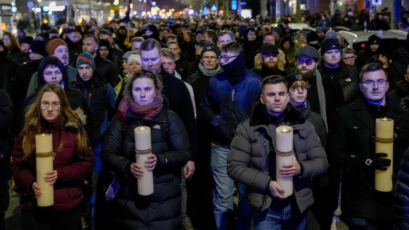 Para pelayat meletakkan bunga di dekat lokasi serangan mematikan di pasar Natal, Magdeburg, Jerman, Senin (23/12/2024). (AP Photo/Ebrahim Noroozi)