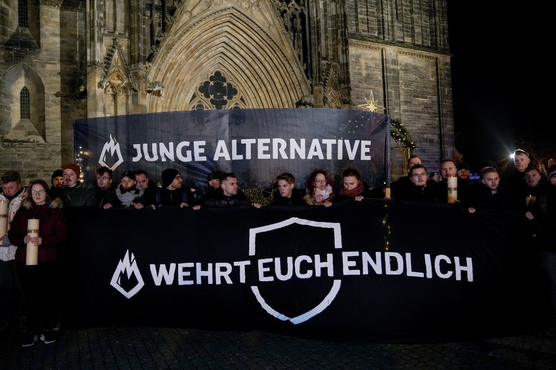 Para pelayat meletakkan bunga di dekat lokasi serangan mematikan di pasar Natal, Magdeburg, Jerman, Senin (23/12/2024). (AP Photo/Ebrahim Noroozi) Para pelayat meletakkan bunga di dekat lokasi serangan mematikan di pasar Natal, Magdeburg, Jerman, Senin (23/12/2024). (AP Photo/Ebrahim Noroozi)