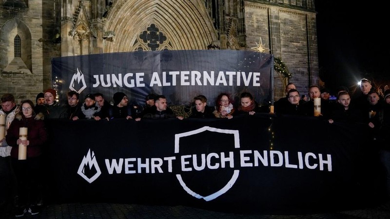 Para pelayat meletakkan bunga di dekat lokasi serangan mematikan di pasar Natal, Magdeburg, Jerman, Senin (23/12/2024). (AP Photo/Ebrahim Noroozi)