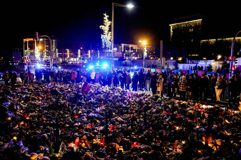 Para pelayat meletakkan bunga di dekat lokasi serangan mematikan di pasar Natal, Magdeburg, Jerman, Senin (23/12/2024). (AP Photo/Ebrahim Noroozi) Para pelayat meletakkan bunga di dekat lokasi serangan mematikan di pasar Natal, Magdeburg, Jerman, Senin (23/12/2024). (AP Photo/Ebrahim Noroozi)