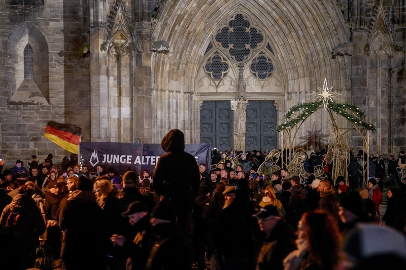 Para pelayat meletakkan bunga di dekat lokasi serangan mematikan di pasar Natal, Magdeburg, Jerman, Senin (23/12/2024). (AP Photo/Ebrahim Noroozi)