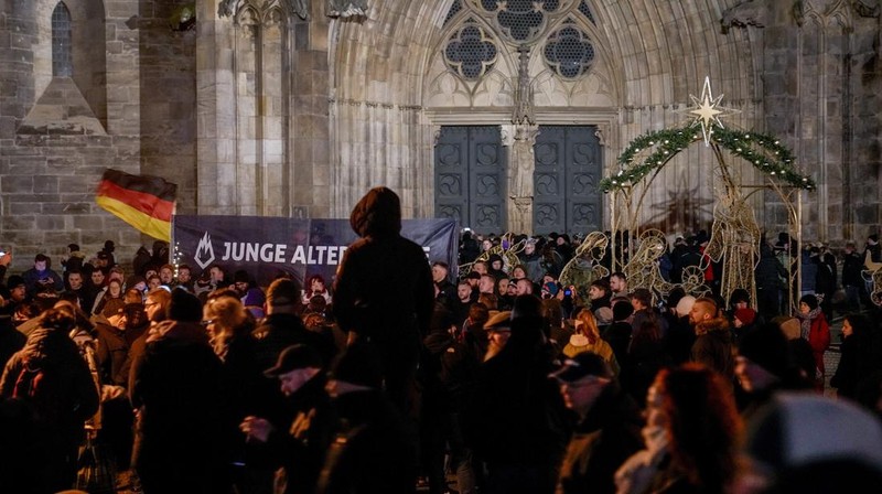 Para pelayat meletakkan bunga di dekat lokasi serangan mematikan di pasar Natal, Magdeburg, Jerman, Senin (23/12/2024). (AP Photo/Ebrahim Noroozi)