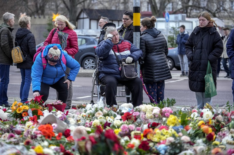 Para pelayat meletakkan bunga di dekat lokasi serangan mematikan di pasar Natal, Magdeburg, Jerman, Senin (23/12/2024). (AP Photo/Ebrahim Noroozi)
