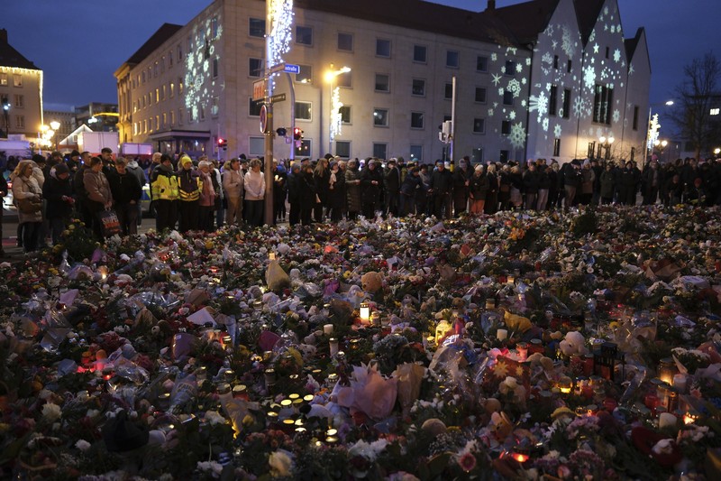 Para pelayat meletakkan bunga di dekat lokasi serangan mematikan di pasar Natal, Magdeburg, Jerman, Senin (23/12/2024). (AP Photo/Ebrahim Noroozi) Para pelayat meletakkan bunga di dekat lokasi serangan mematikan di pasar Natal, Magdeburg, Jerman, Senin (23/12/2024). (AP Photo/Ebrahim Noroozi)