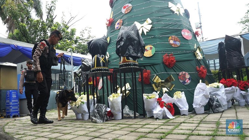 Personel kepolisian melakukan sterilisasi Gereja Katedral di Jakarta, Selasa (24/12/2024). Jelang Natal, polisi melakukan pengamanan dan sterilisasi di sejumlah gereja. Salah satunya adalah Gereja Katedral. (CNBC Indonesia/Muhammad Sabki)