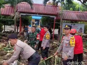 Polres Maros Bantu Warga Bersihkan Sampah Sisa Banjir Bandang