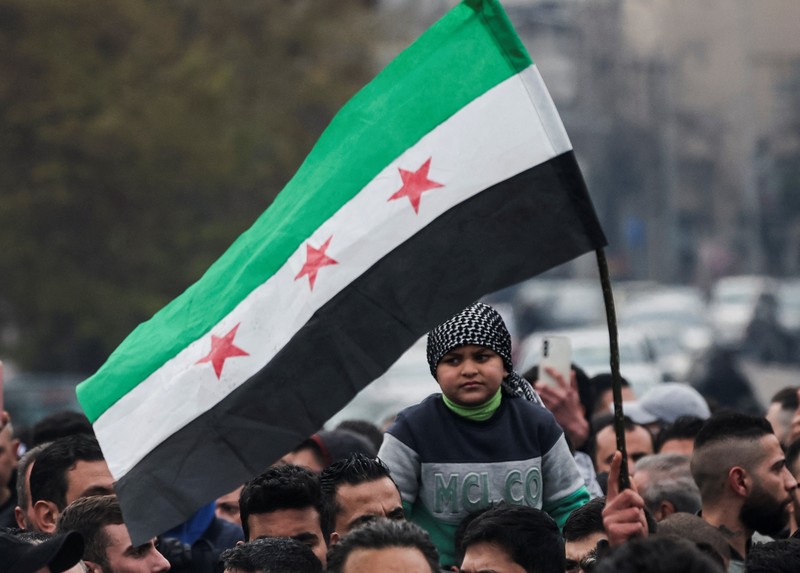 Ratusan warga berunjuk rasa menentang pembakaran pohon Natal di Hama, di lingkungan Bab Touma di Damaskus, Suriah, 24 Desember 2024. (REUTERS/Amr Abdallah Dalsh)