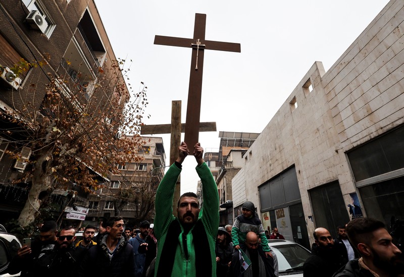 Ratusan warga berunjuk rasa menentang pembakaran pohon Natal di Hama, di lingkungan Bab Touma di Damaskus, Suriah, 24 Desember 2024. (REUTERS/Amr Abdallah Dalsh)