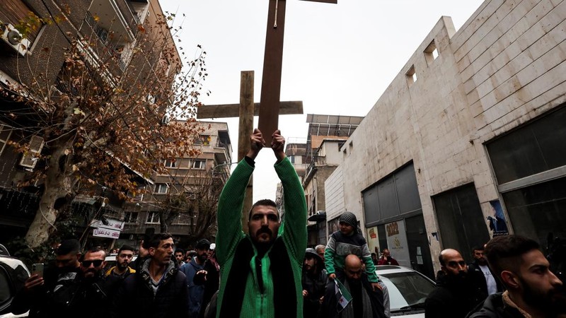 Ratusan warga berunjuk rasa menentang pembakaran pohon Natal di Hama, di lingkungan Bab Touma di Damaskus, Suriah, 24 Desember 2024. (REUTERS/Amr Abdallah Dalsh)