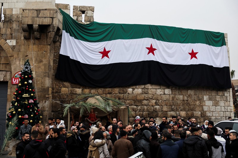 Ratusan warga berunjuk rasa menentang pembakaran pohon Natal di Hama, di lingkungan Bab Touma di Damaskus, Suriah, 24 Desember 2024. (REUTERS/Amr Abdallah Dalsh)