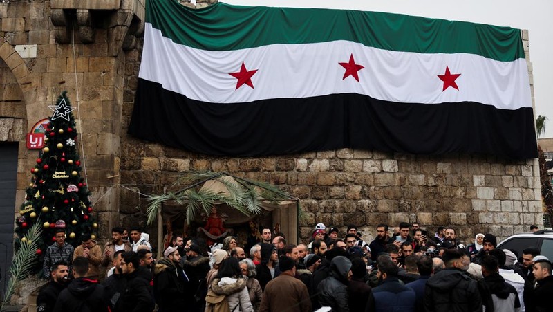 Ratusan warga berunjuk rasa menentang pembakaran pohon Natal di Hama, di lingkungan Bab Touma di Damaskus, Suriah, 24 Desember 2024. (REUTERS/Amr Abdallah Dalsh)