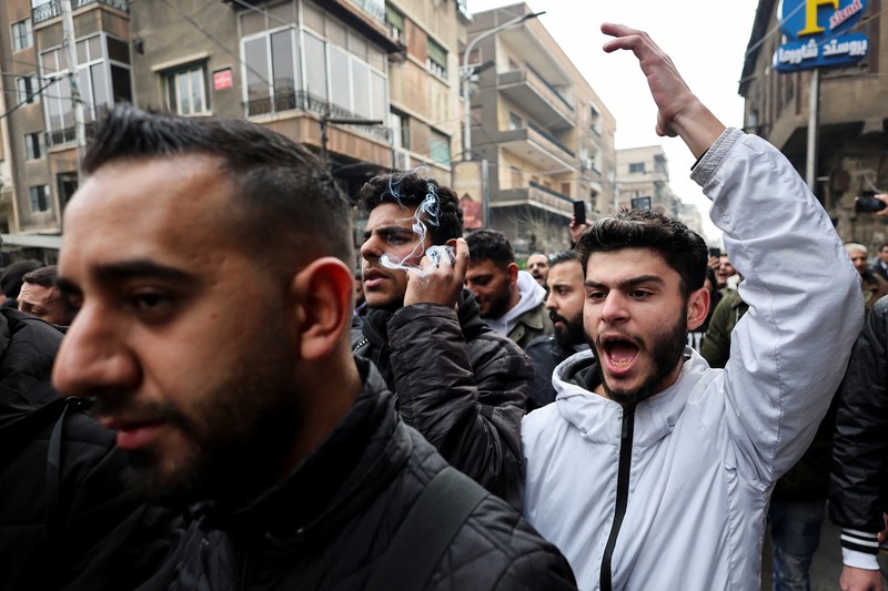 Ratusan warga berunjuk rasa menentang pembakaran pohon Natal di Hama, di lingkungan Bab Touma di Damaskus, Suriah, 24 Desember 2024. (REUTERS/Amr Abdallah Dalsh) Ratusan warga berunjuk rasa menentang pembakaran pohon Natal di Hama, di lingkungan Bab Touma di Damaskus, Suriah, 24 Desember 2024. (REUTERS/Amr Abdallah Dalsh)