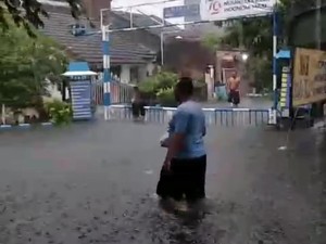 17 Desa di Waru Sidoarjo Terendam Banjir Setelah Diguyur Hujan 3 Jam